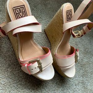 Pour la victoire sandal wedge